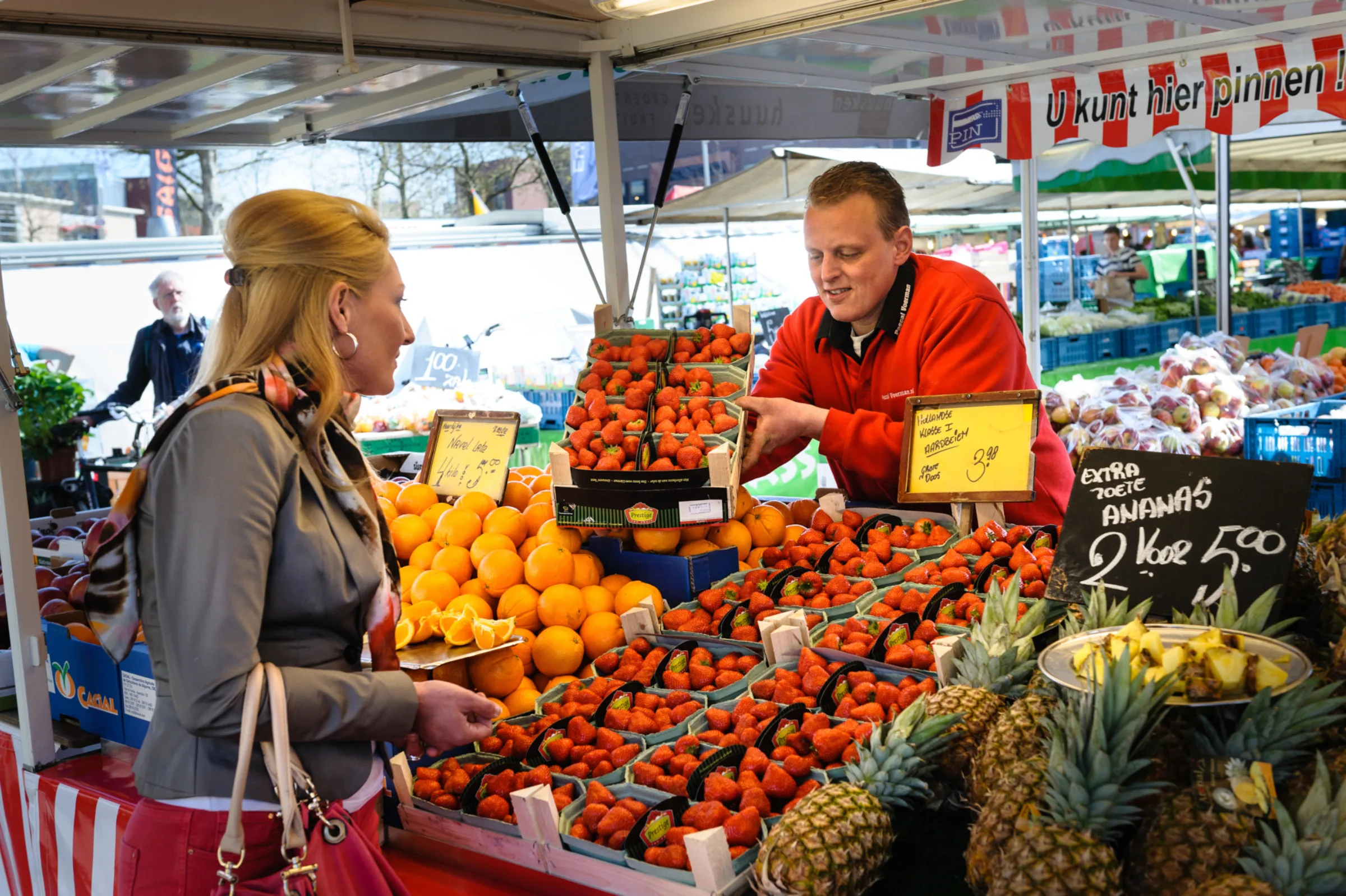 Aardbeien verkoop Markt Enschede.
